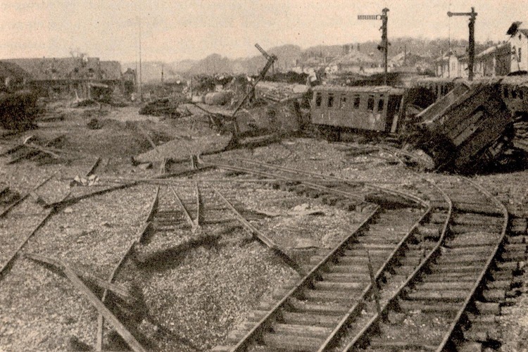 Bahnhof Amstetten nach einem Bombenangriff