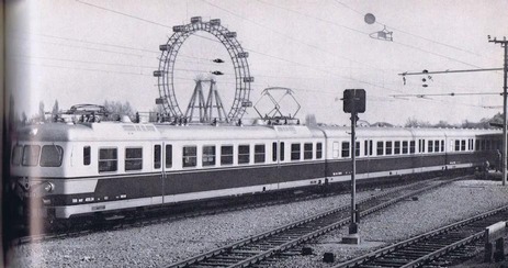 Wiener Schnellbahn mit Prater im Hintergrund