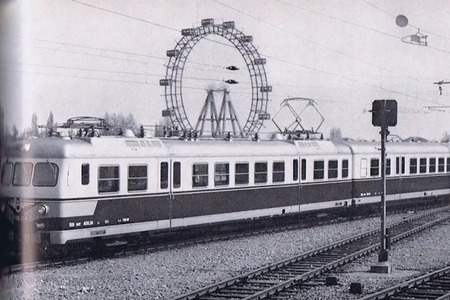 Wiener Schnellbahn mit Prater im Hintergrund