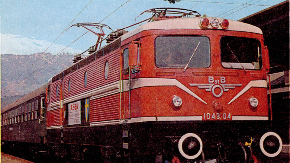 Rote ÖBB-Lok aus den 1970er Jahren