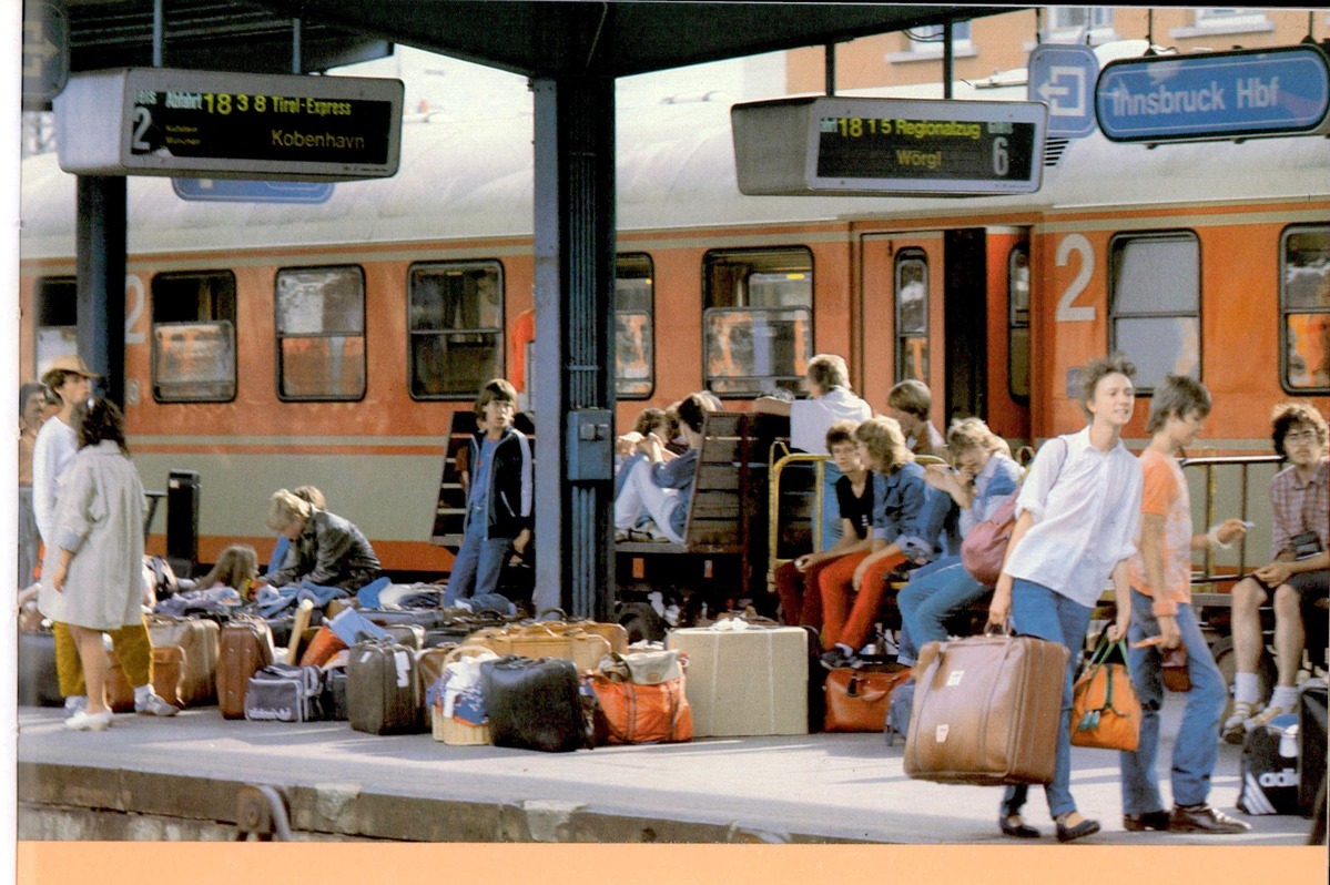 Reisende Menschen am Bahnsteig