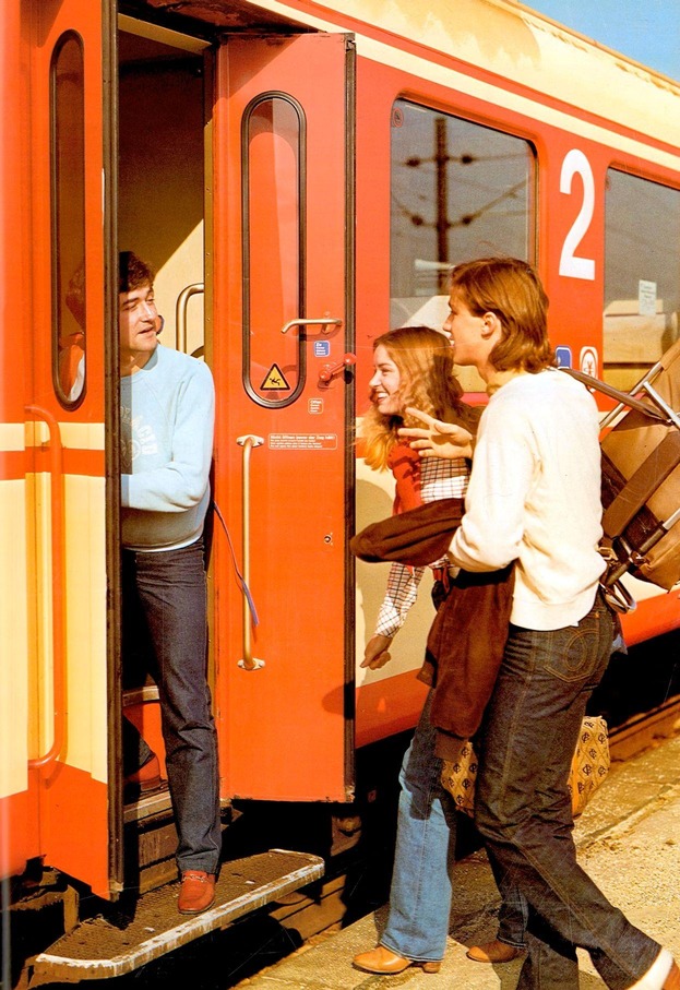 Junge Reisende mit Interrail-Ticket beim Einsteigen in den Zug
