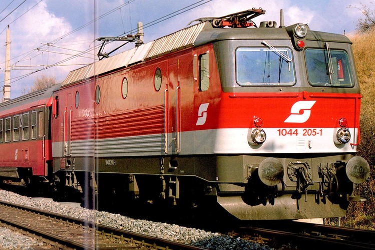 Rote ÖBB-Lok aus den 1990er Jahren