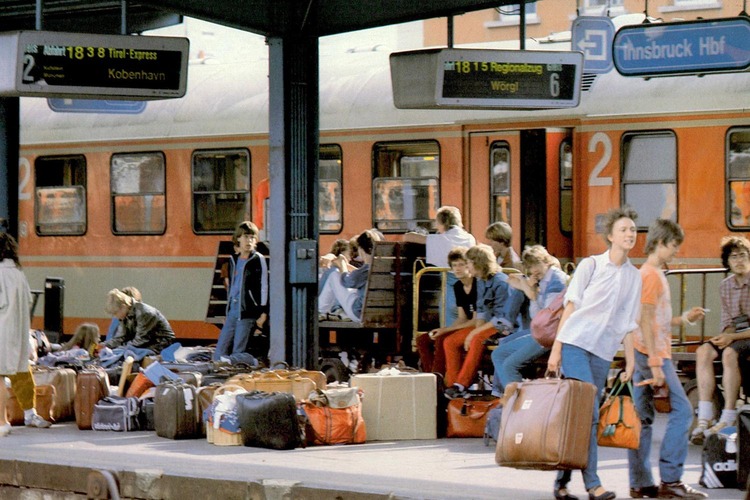 Reisende Menschen am Bahnsteig