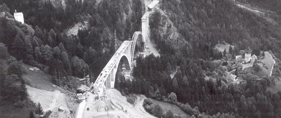 Schwarz-weiß Bild zeigt den Bau einer Zugbrücke