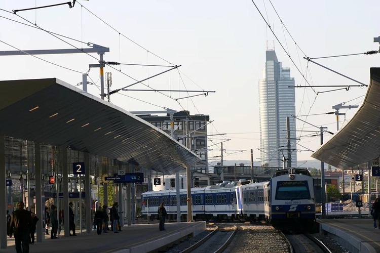 Zug fährt in erneuerten Bahnhof Wien-Praterstern ein