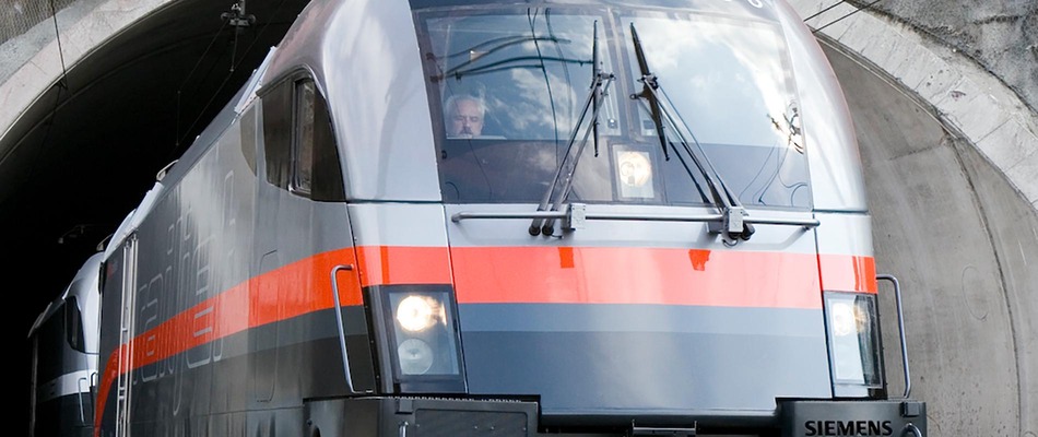 Nahaufnahme von ÖBB-Railjet, der aus Tunnel fährt