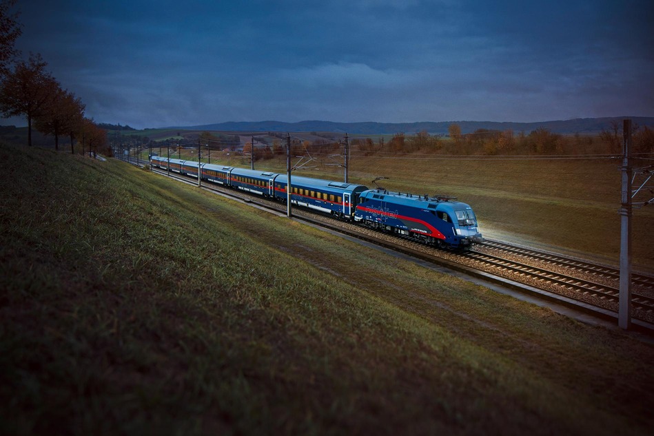 Ein ÖBB Nighjet fährt in den Sonnenuntergang
