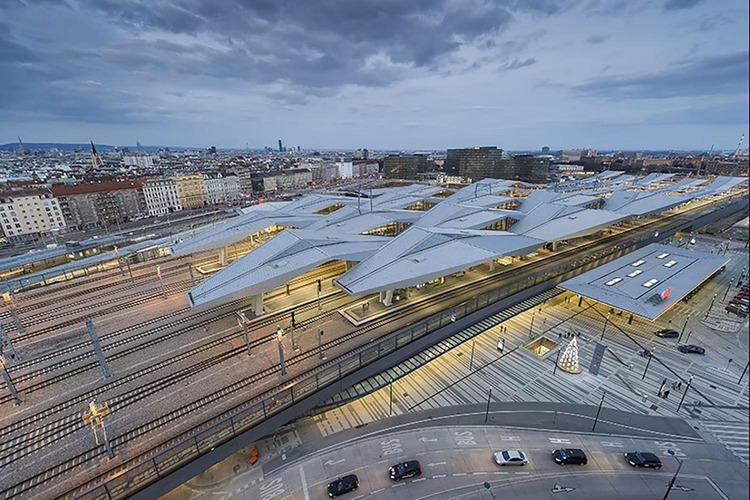 Nachtansicht des Hauptbahnhof Wien von oben