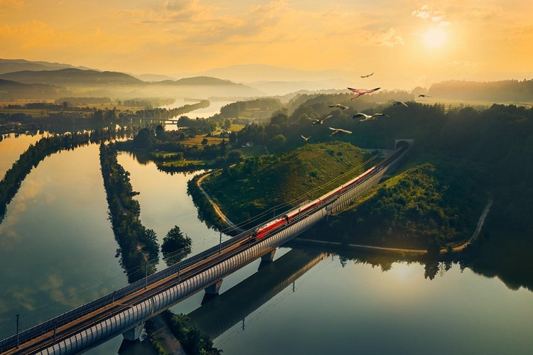 ÖBB Zug überquert Draubrücke