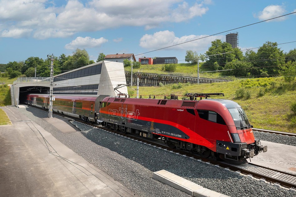 Der ÖBB Railjet auf der Koralmstrecke