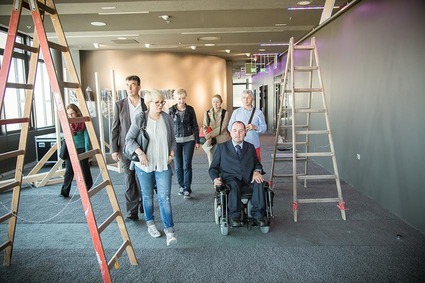 Personen besichtigen ÖBB-Unternehmenzentrale