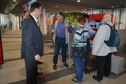 Präsentation neuer Ticketautomat für Menschen mit Mobiltätseinschränkungen