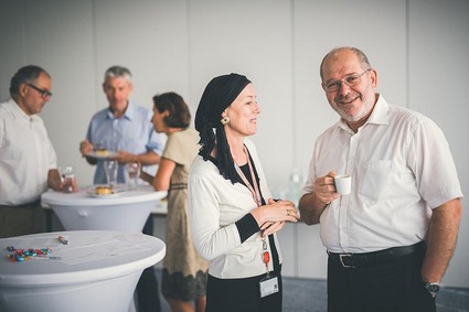 Zwei Personen unterhalten sich