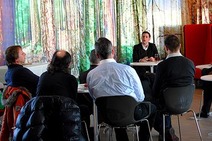TeilnehmerInnen, die dem Vortragenden zuhören