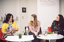 3 Frauen, die in der Runde diskutieren