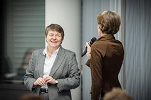 Brigitte Ederer und Moderatorin