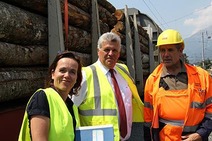 Verschubmitarbeiterin mit zwei Kollegen