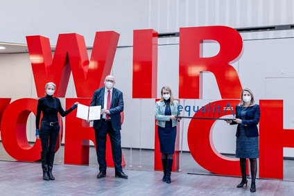 Wirtschaftsministerin Margarete Schramböck und Frauenministerin Susanne Raab überreichen das equalitA Gütesiegel an ÖBB CEO Andreas Matthä und ÖBB Diversity Beauftragte Traude Kogoj
