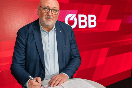 CEO Matthä unterschreibt