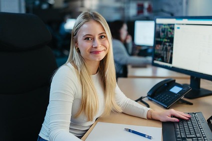 Ressourcendisponentin der ÖBB am Schreibtisch