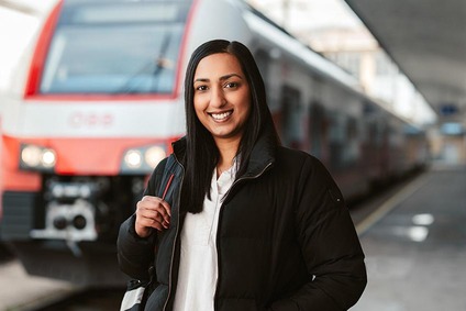 Triebfahrzeugführerin vor ÖBB-Zug