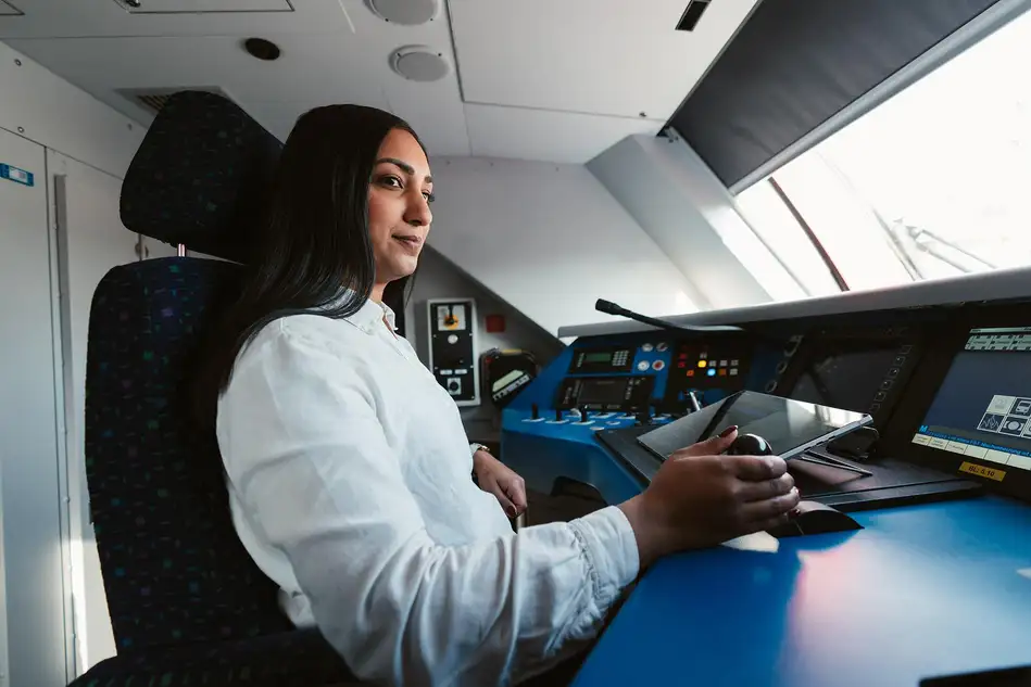 Triebfahrzeugführerin der ÖBB sitzt in Führerstand