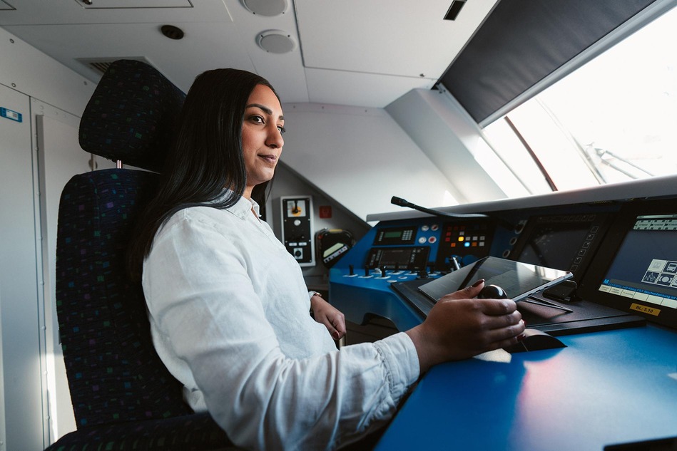 Triebfahrzeugführerin der ÖBB sitzt in Führerstand