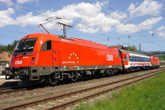 Der Oberbaumesswagen verlässt einen Tunnel