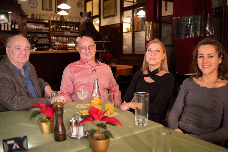 Familie Ourednik am Tisch