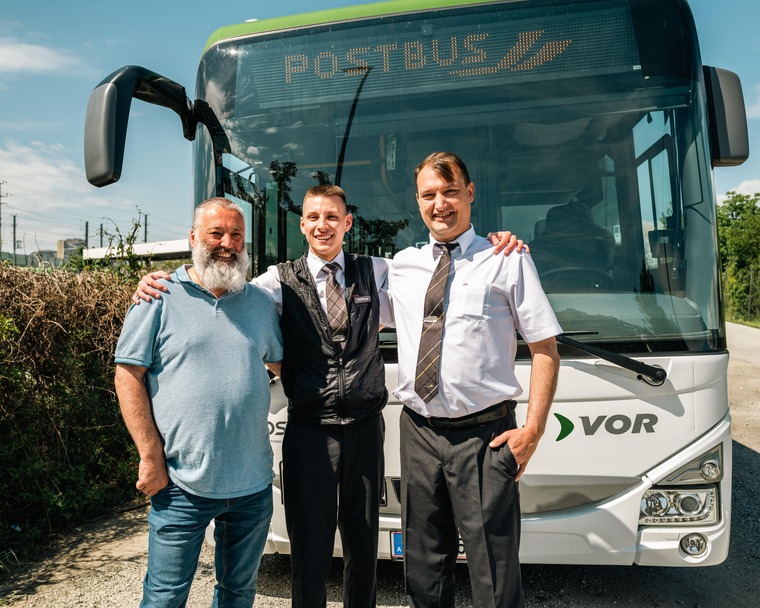 Lukas mit Kollegen vorm Zug