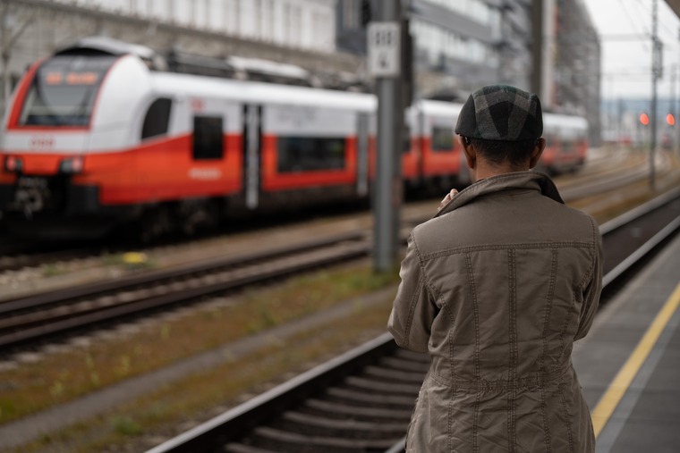 Bahnfilmer Poorna Yapa von hinten