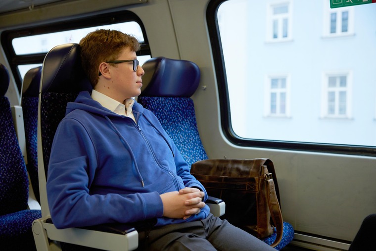Lehrling auf dem Weg zur Arbeit