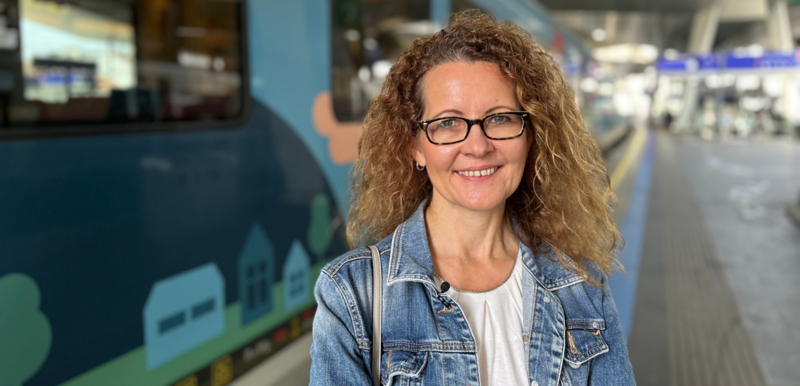 Isabella am Bahnhof Portrait
