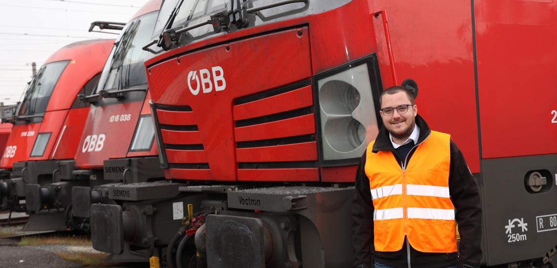 ÖBB-Mitarbeiter neben Triebfahrzeug