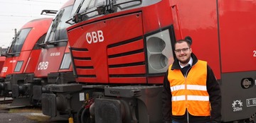 ÖBB-Mitarbeiter neben Triebfahrzeug