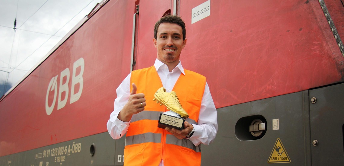 Manuel mit Pokal