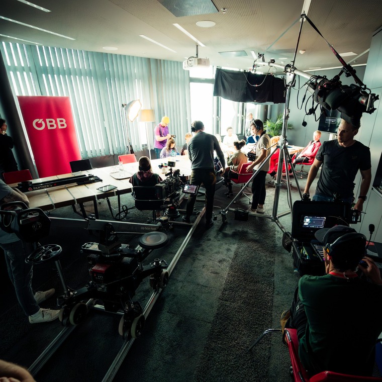 Filmteam mit Dolly Kamera