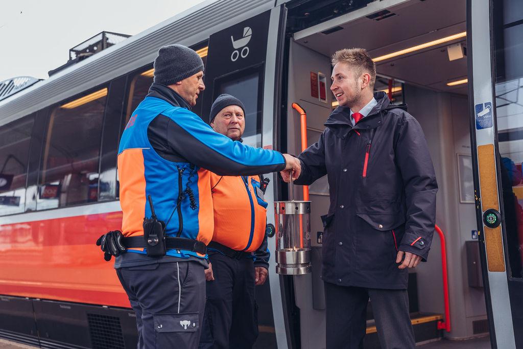Friedenslicht wird übergeben