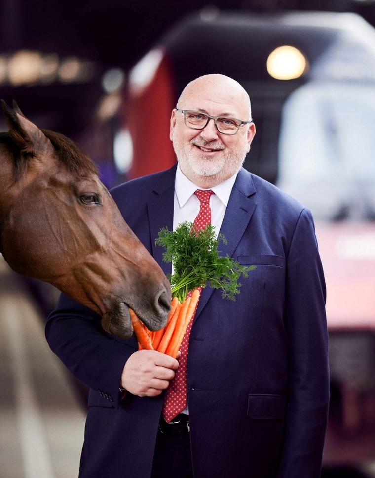 Matthä neben einem Pferd