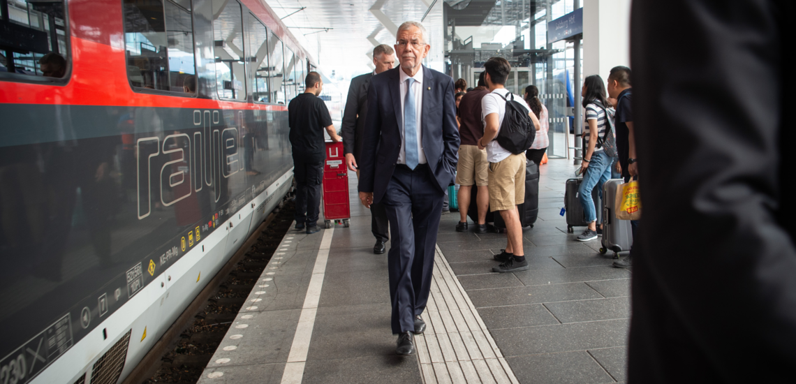 Alexander van der Bellen am Zug