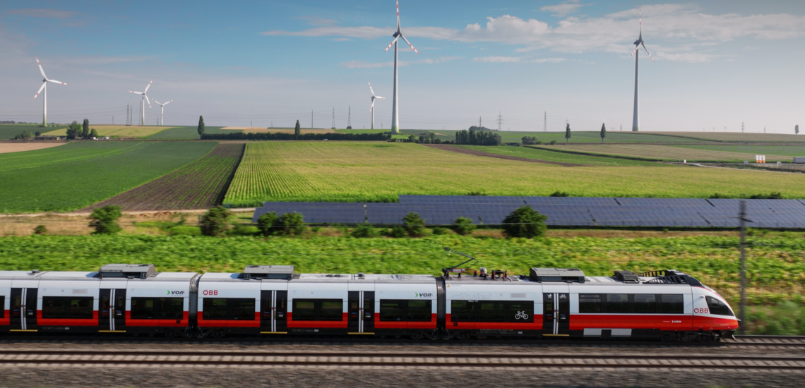 Cityjet vor PV und Windrädern