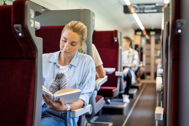 Frau in Economy Class 