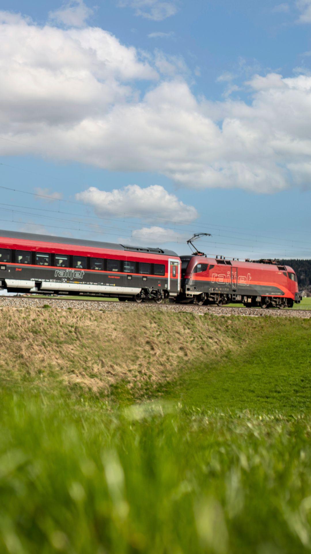 Railjet in Landschaft_eisenberger