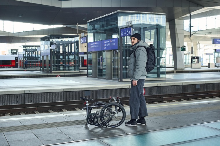 Mann mit VELLO am Bahnsteig