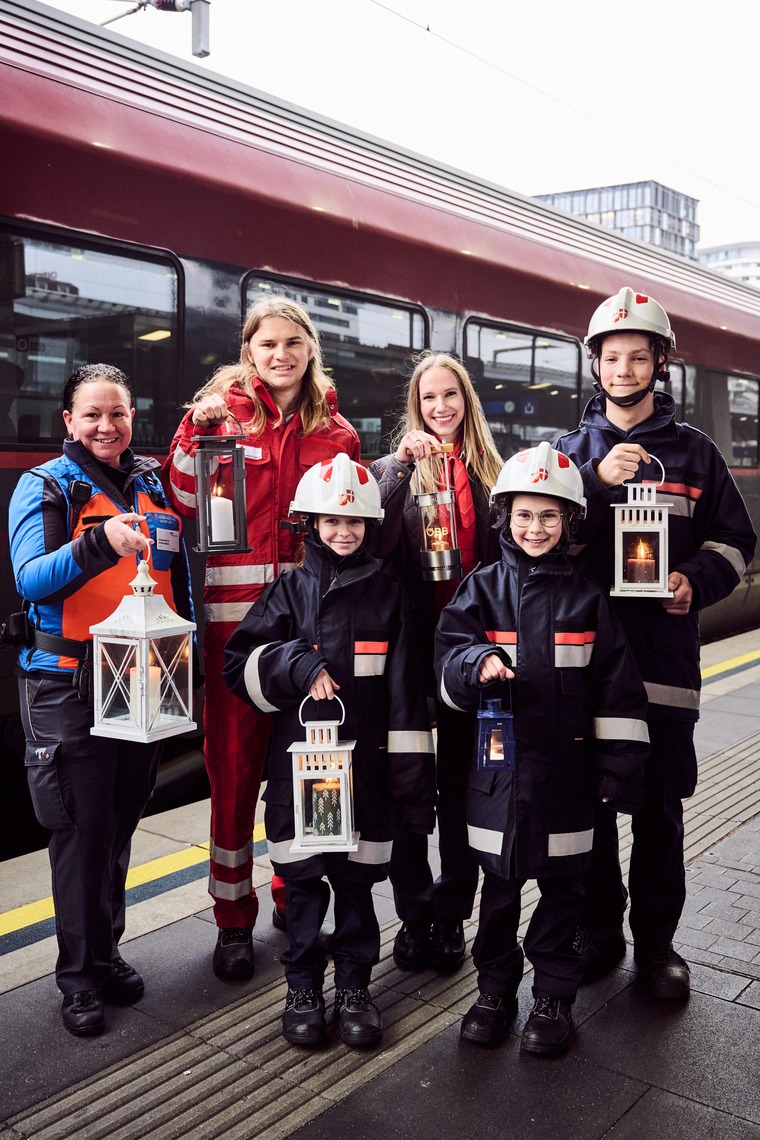 Friedenslicht Wien vor Zug