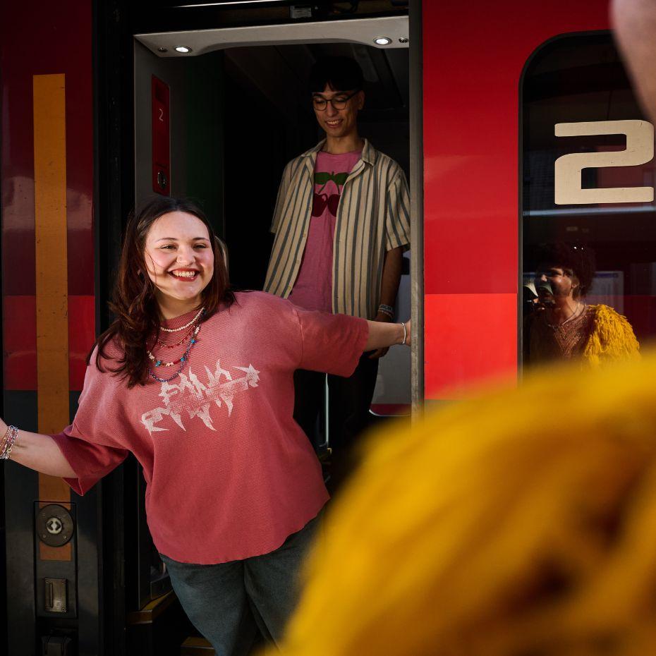 Jugendliche steigen aus RJ aus © ÖBB/Kurt Prinz Jugendliche steigen aus RJ aus