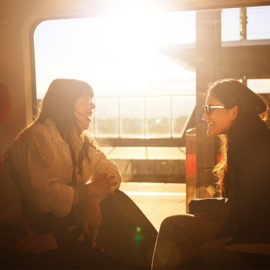 © ÖBB/Kurt Prinz 2 Frauen im Zug