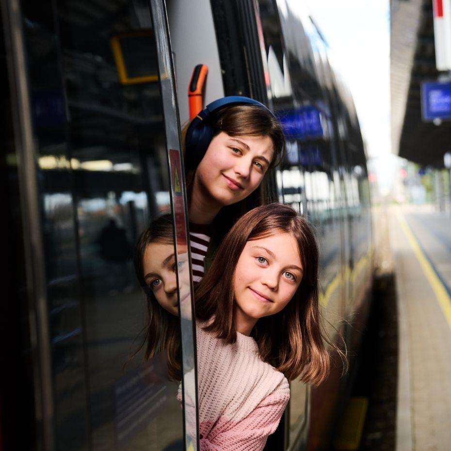 © ÖBB/Kurt Prinz 2 Mädchen schauen aus Cityjet