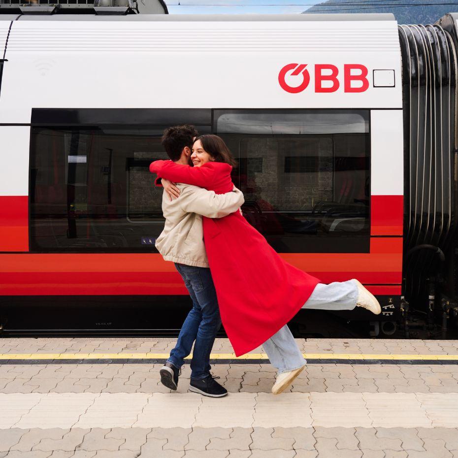 © ÖBB/Kurt Prinz Ein Paar umarmt sich vor CJ